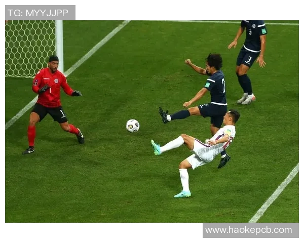 中国队在关岛展开下半场争夺力争胜利展现团队精神与战术配合 中国队在关岛展开下半场争夺力争胜利展现团队精神与战术配合