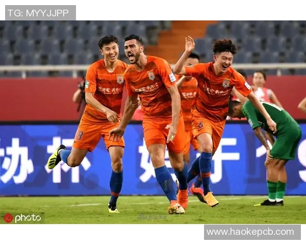 国安与鲁能激战正酣解说员激情四溢为你呈现精彩瞬间 国安与鲁能激战正酣解说员激情四溢为你呈现精彩瞬间