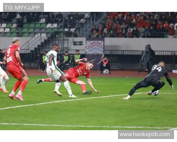 广州足球队团队协作引发热议球迷对战术配合与球员表现的不同看法 广州足球队团队协作引发热议球迷对战术配合与球员表现的不同看法